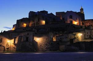 verlicht gebouw in matera, italië, 's nachts foto