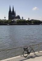 fiets bij de Rijn met de kathedraal van Keulen op de achtergrond foto