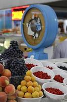 fruitsectie van de beroemde groene bazaar in alamty, kazachstan foto