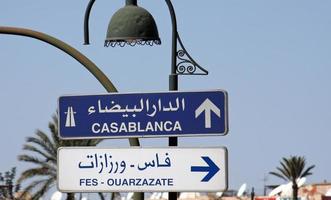 verkeersborden in marokko wijzen naar casablanca en fes foto