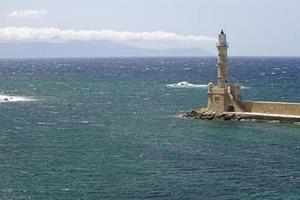 de vuurtoren in de haven van chania, kreta, op een zonnige dag foto