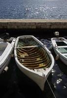 verweerde houten boot in perast, montenegro foto
