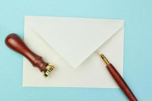 briefpapier en kantoorbenodigdheden postenvelop op een blauwe backgro foto