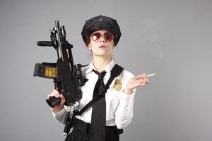 vrouwelijke politieagent met sigaret en pistool