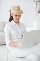 hipster zakenvrouw zitten en met behulp van laptop