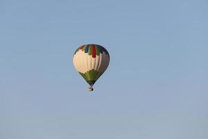 heteluchtballon boven de stad Göreme foto