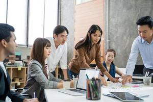 groep Aziatische zakenmensen teamvergadering in modern kantoor werken ontwerp planning en ideeën concept foto