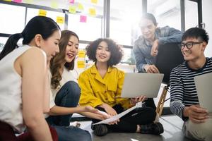 groep serieuze jonge aziatische creatieve zakenmensen teamvergaderingen in moderne kantoorwerkplanning en ideeën delen foto