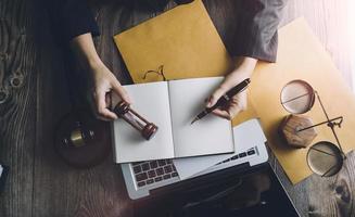 zaken en advocaten bespreken contractpapieren met koperen schaal op bureau in kantoor. wet, juridische diensten, advies, rechtvaardigheid en wet concept foto met film grain effect