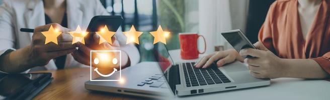 klantevaluatie feedback.mannen in pak geven een positieve recensie voor klanttevredenheidsonderzoeken.geven een vijfsterrenbeoordeling. servicebeoordeling, tevredenheidsconcept foto