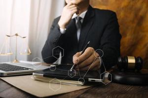 zaken en advocaten bespreken contractpapieren met koperen schaal op bureau in kantoor. wet, juridische diensten, advies, rechtvaardigheid en wet concept foto met film grain effect