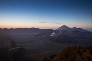 zonsopgang bij mount bromo vulkaan oost java, indonesië. foto