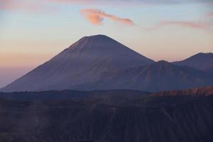 zonsopgang bij mount bromo vulkaan oost java, indonesië. foto