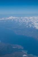 Bali-eiland in tropische zee, veiw vanuit vliegtuiggezicht foto
