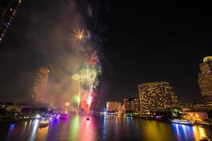 vuurwerk bij chao phraya-rivier in aftellende vieringspartij 2016 bangkok thailand foto