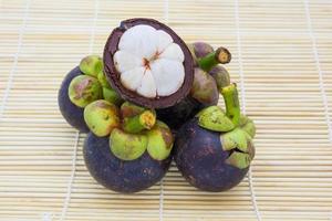 mangosteenkoningin van fruit op traditionele mat is het populairst in thailand en internationaal foto