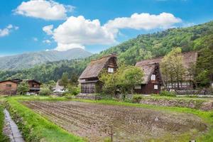 shirakawago is in 1995 uitgeroepen tot UNESCO-werelderfgoed, staat bekend om hun traditionele gassho-zukuri-boerderijen, het dorp is omgeven door een overvloed aan natuur. foto