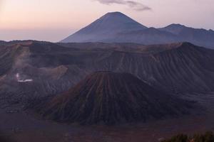 zonsopgang bij mount bromo vulkaan oost java, indonesië. foto