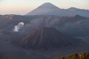 zonsopgang bij mount bromo vulkaan oost java, indonesië. foto