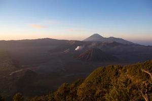 zonsopgang bij mount bromo vulkaan oost java, indonesië. foto