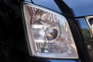 close-upkoplampen van moderne zwarte auto met projectorlens foto