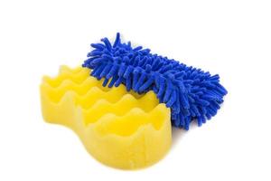 gele sponzen en blauwe wanten voor het wassen van auto op witte achtergrond foto