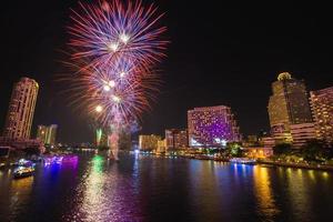 vuurwerk bij chao phraya-rivier in aftellende vieringspartij 2016 bangkok thailand foto