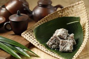 ongol-ongol, west java, indonesië traditionele snack gemaakt van sagomeel en bruine suiker, omhuld met geraspte kokos foto
