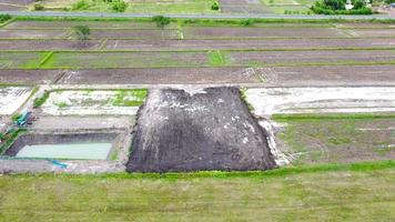 luchtfoto van groene velden en landerijen op het platteland van thailand. foto