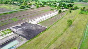 luchtfoto van groene velden en landerijen op het platteland van thailand foto