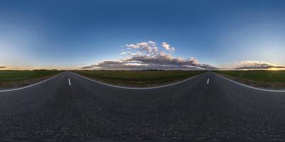 volledig bolvormig hdri naadloos panorama 360 graden hoek zicht op geen verkeer asfaltweg tussen velden in zonnige avond voor zonsondergang in equirectangular projectie, vr ar inhoud foto