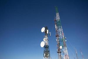 telecommunicatie toren met blauwe lucht. foto