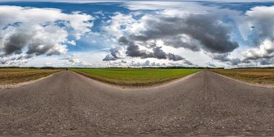 volledig naadloos bolvormig hdri-panorama 360 graden hoekzicht op oude asfaltweg tussen velden in herfstdag met geweldige wolken in equirectangular projectie, klaar voor vr ar virtual reality-inhoud foto