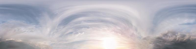 naadloze donkere lucht na zonsondergang hdri panorama 360 graden hoekweergave met prachtige wolken met zenit voor gebruik in 3D-graphics of game-ontwikkeling als sky dome of edit drone shot foto