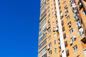 hoogbouw appartementencomplex en blauwe lucht foto