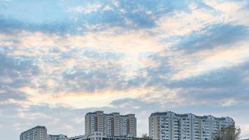 blauwe zonsonderganghemel boven hoog flatgebouw foto