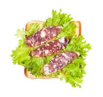 open sandwich met toast, worst en bladsla foto