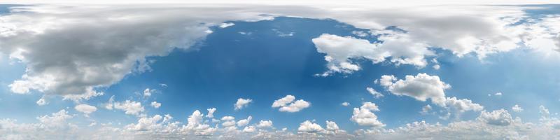 naadloze bewolkte blauwe lucht hdri panorama 360 graden hoekweergave met prachtige wolken met zenit voor gebruik in 3D-graphics als sky dome of edit drone shot foto