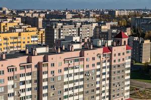 panoramisch uitzicht op nieuwe wijk hoogbouw gebied stedelijke ontwikkeling woonwijk in zonnige herfstdag vanuit vogelperspectief.