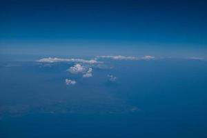 blauwe lucht en wolken in het vliegtuig foto