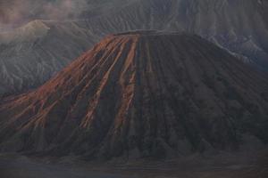 zonsopgang bij mount bromo vulkaan oost java, indonesië. foto