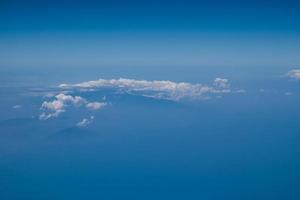 blauwe lucht en wolken in het vliegtuig foto