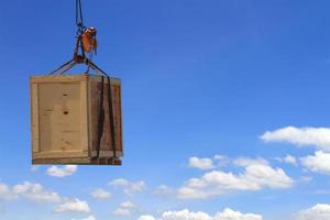 haak met houten container foto