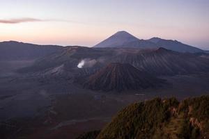 zonsopgang bij mount bromo vulkaan oost java, indonesië. foto