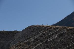 uitzicht vanuit het tropische woud met pad naar de vulkaan kawah ijen, oost java, indoneisa foto