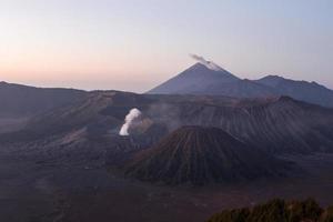 zonsopgang bij mount bromo vulkaan oost java, indonesië. foto