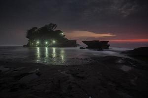 Bali landmark tanah veel tempel in zonsondergang. Bali eiland, Indonesië foto