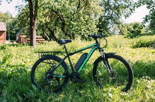 elektrische fiets in de zomer op een zonnige dag. e-bike is een modern hybride voertuig foto