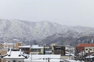 uitzicht op de stad Takayama in Japan in de sneeuw foto