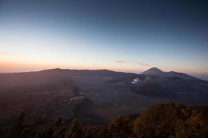 zonsopgang bij mount bromo vulkaan oost java, indonesië. foto